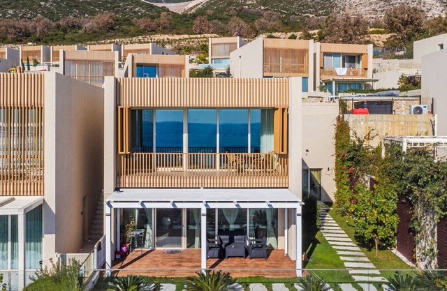 Sunny Coastal Getaway | Green Coast