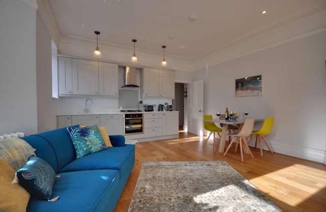 Sunny Daze: Very Close to Beach, 2 Bedrooms, Luxury Edwardian Refurbishment