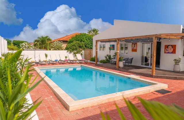 Sunny Eagle Beach Villa - 3 Min. From Beach
