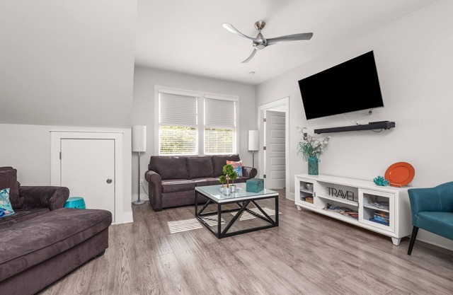 Sunny East Nashville Hideaway | King Bed, 2 Balconies, Pet-Friendly