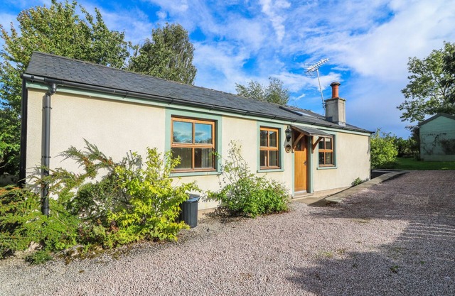 SUNNY HILL, pet friendly, with open fire in Great Strickland