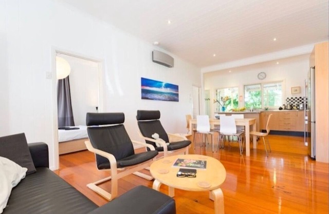 Sunny Home - 2 Bedroom + Deck