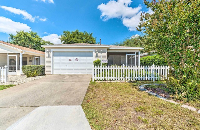 Sunny Home in The Villages w/Lanai & Pool Access!