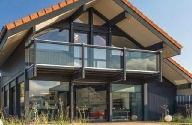 Sunny house with 8-seater jacuzzi