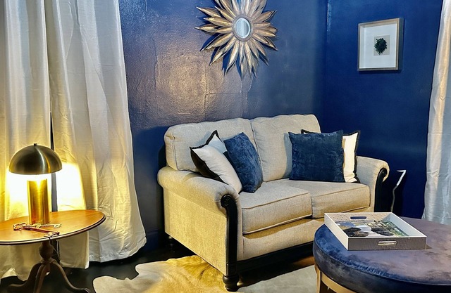 Sunny one bedroom apt 5 suite downtown