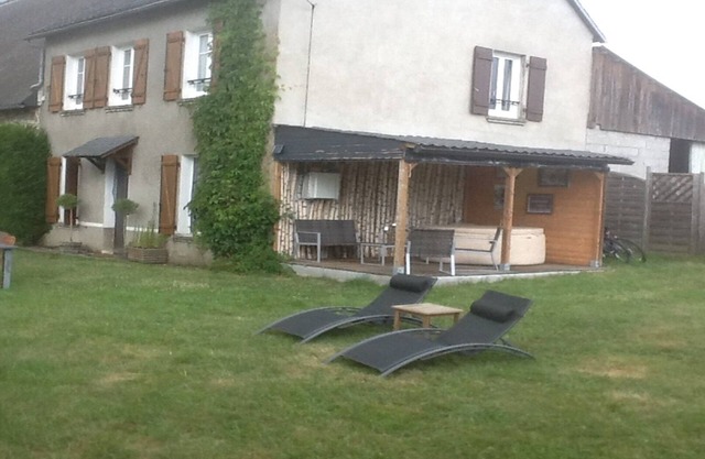 Sunny quiet rural gite, sleeps 6 to 8, in the park of the volcanoes of Auvergne