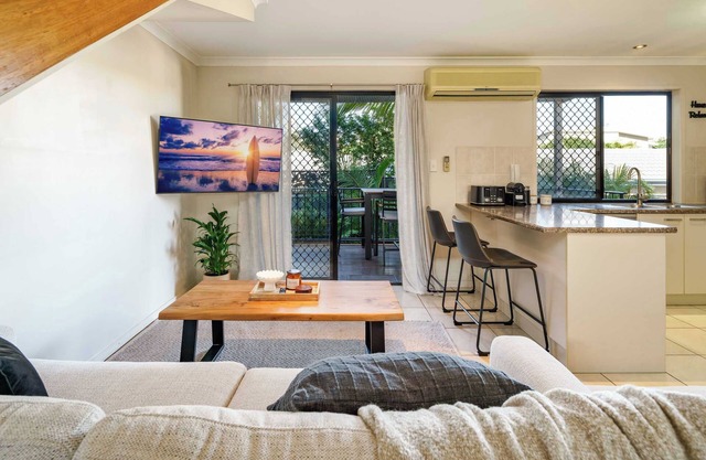 Sunny's Coastal Townhouse in Caloundra