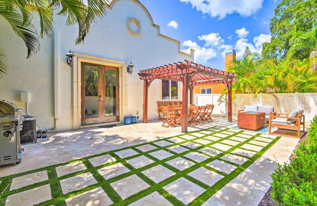 Sunny Sarasota Abode with Yard about 1 Mi to Dtwn!
