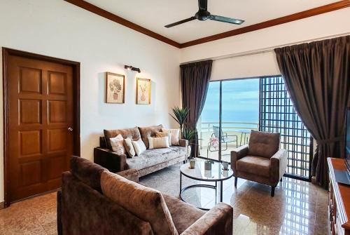 'Sunny Seaview' at Regency corner unit with 2 carpark by Shine Stay