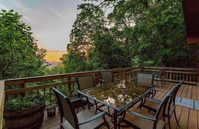 Sunny Streams Cabin - Sunset Views w/a Hot Tub!
