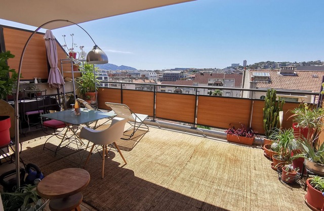 Sunny T3 with Terrace, Rooftop View, Near Stadium and City Center