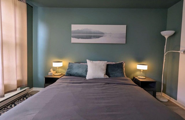 Sunny Top-Floor Apartment Near Metro & Shops