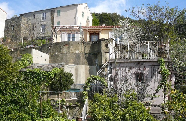 Sunny villa with stunning views over the village and the sea