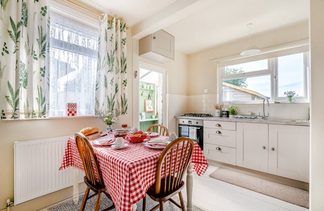 Sunnycroft - Two Bedroom House, Sleeps 3