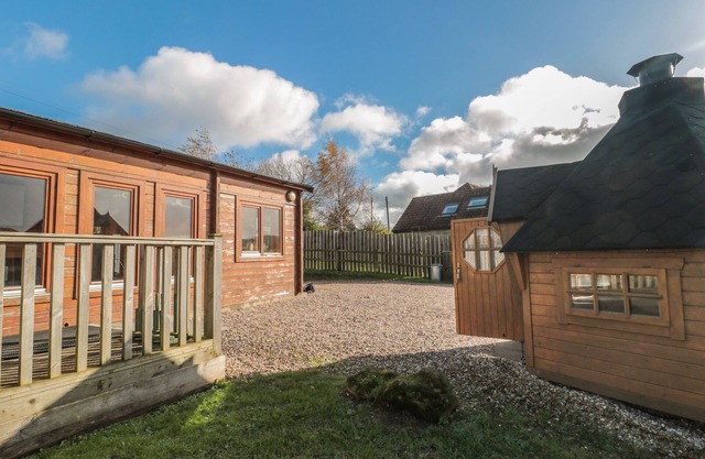 SUNNYSIDE LODGE, pet friendly, with a garden in Crewkerne