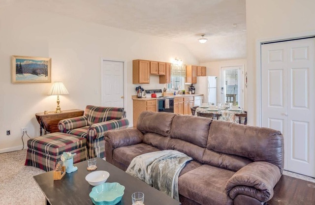 Sunnyside Up: Low winter rates, Fast WiFi, close to Lowell, Raytheon, HPE, Rt 93, Rt 495, & more