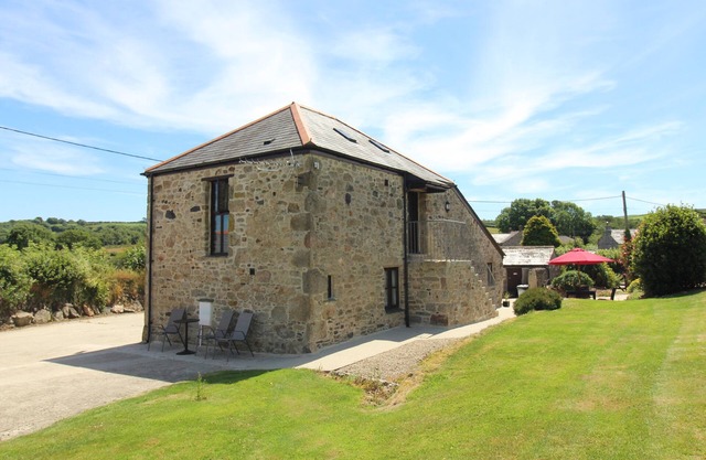 SUNNYWELL, family friendly, character holiday cottage in Lanivet