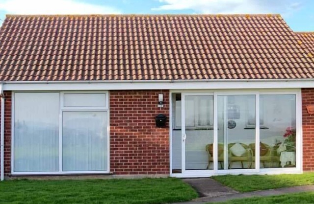 SUNRISE, family friendly, country holiday cottage in Kessingland