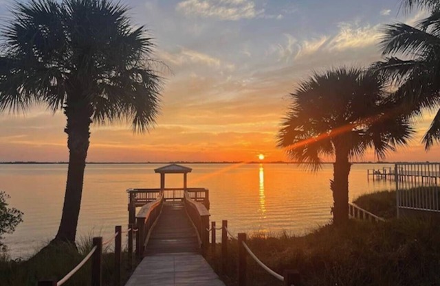 Sunrise & River Views * Fishing Access *Gym*Pool* Promo: 50% off 3rd night!