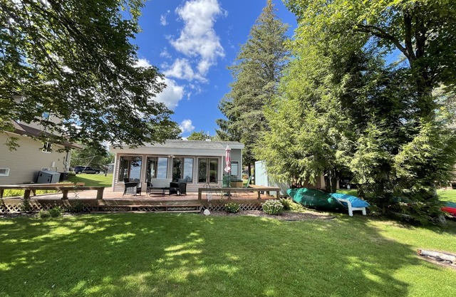 Sunrise Shores cottage on the beautiful Lake Mitchell