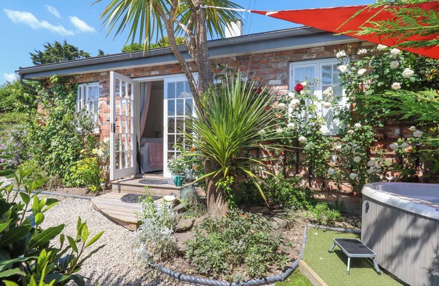SUNSET COTTAGE, romantic, with hot tub in Barnstaple