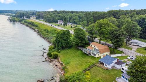 Sunset Haven - Lakeside Retreat in GOTL