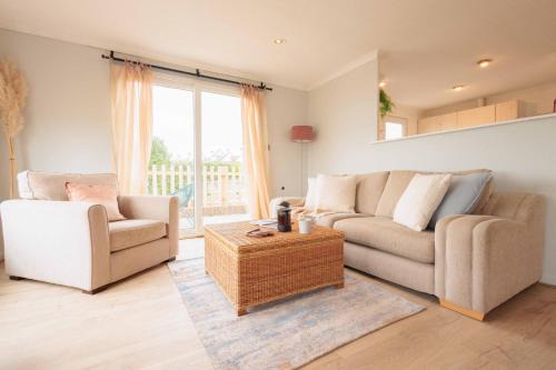 Sunset Lodge, River View & Log Burner
