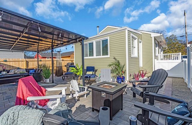 Sunset Retreat! Huge Patio&GameRm! Walk to Beach!