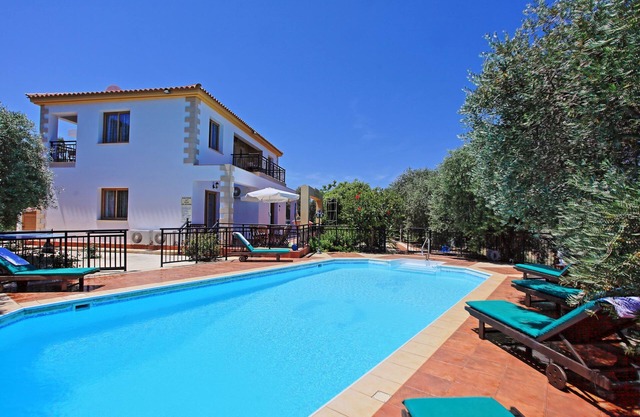 Sunset views, large pool, familiar to mobility difficulties