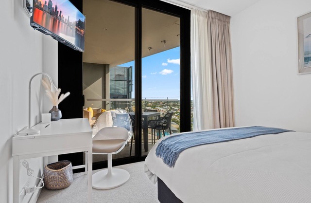 Sunset views luxury 2 Bed 2 Bath Pool Gym Desk