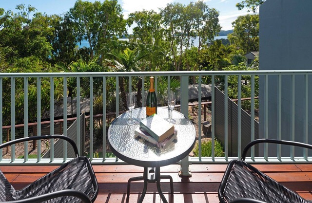 Sunset Waters 2 - Marina side 2 bedroom apartment with buggy