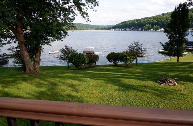 Sunsets & Skiing- Lake Front Rental House on Cuba Lake