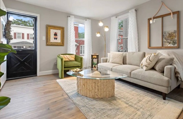 Sunshine House -Cheerful 2BR/2.5Bath Detached Home