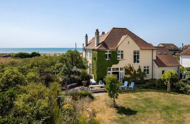 Sunshine House - Five Bedroom Villa, Sleeps 11