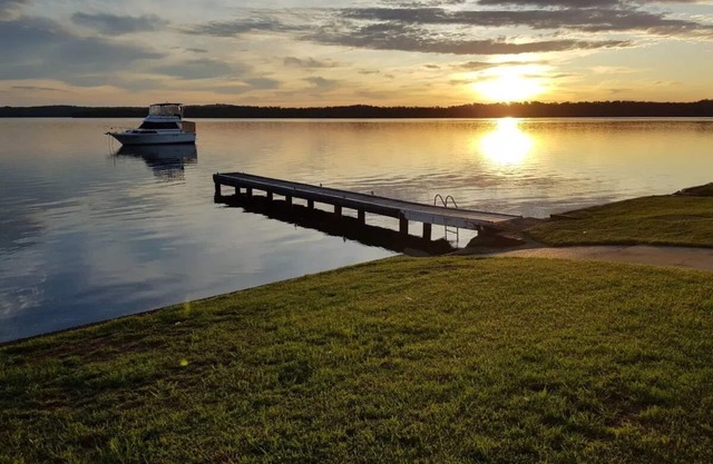 "Sunshine On The Water" Absolute Waterfront & Jetty. Paradise at your doorstep.