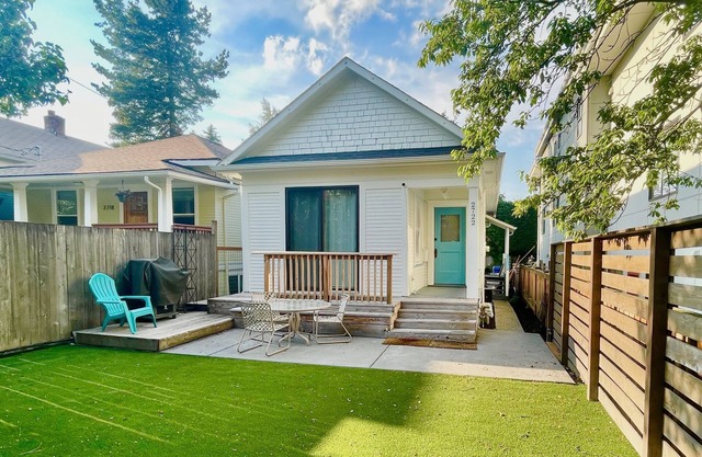Sunsoaked and Centrally Located! 1bd, 1ba, Kitchen, Parking, Yard, WiFi, W/D