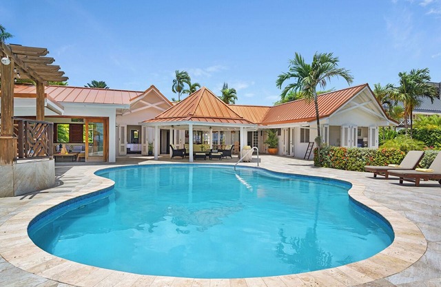 Sunspot Villa 5 BEDROOM (Runaway Bay, North Coast Beach)