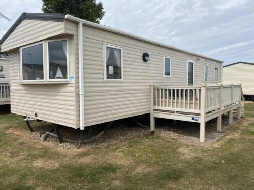 Super 3 Bedroom Pet friendly Caravan with Decking