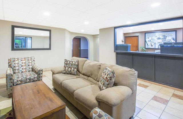 Super 8 by Wyndham Belleville