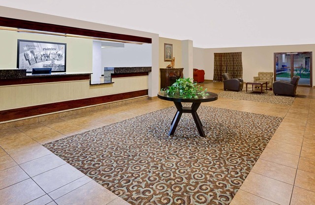 Super 8 by Wyndham Plainview