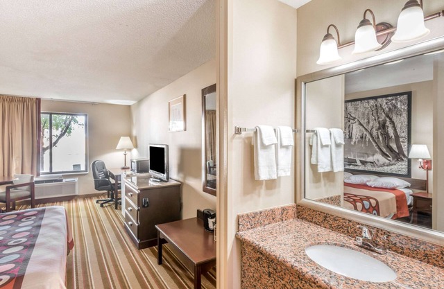 Super 8 by Wyndham Salina I-70