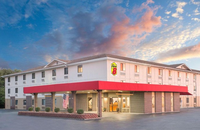 Super 8 by Wyndham Terre Haute