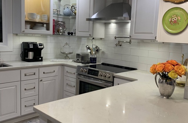 Super clean Home, Hot Tub & Walk to Downtown Low FEES A+ Reviews