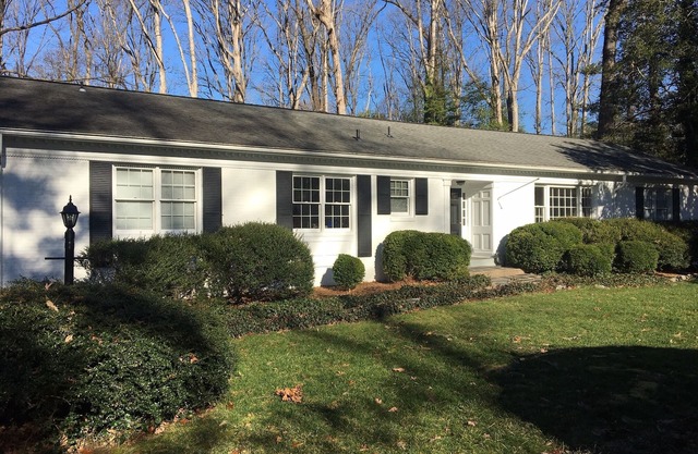 Super Clean luxury flat near the James River in park-like setting.