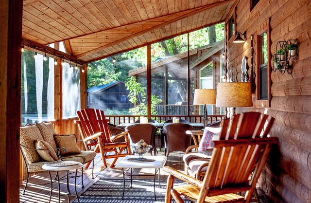 Super cozy glamping cabin & family resort!