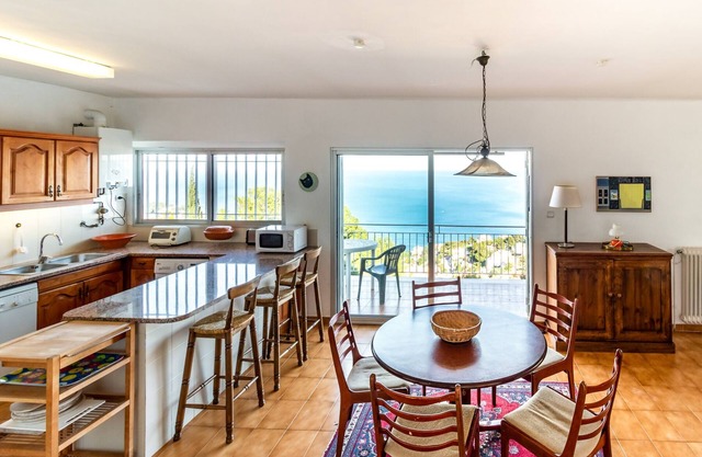 Super Fener 93 - top-floor apartment with terrace