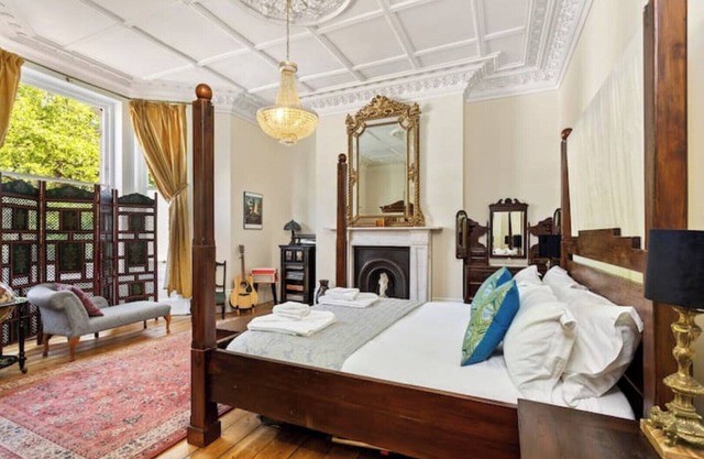 Super king four-poster bed nr beach. Family luxury