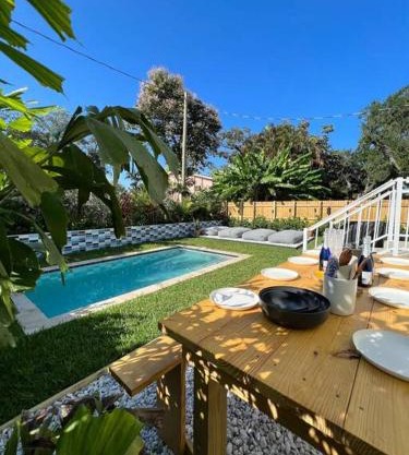 Super stylish 4 BR Home Steps from the Fun