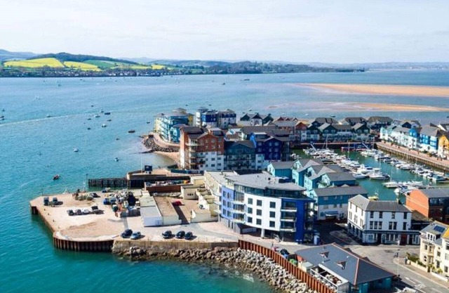 Super two bedroom apartment on Exmouth quay
