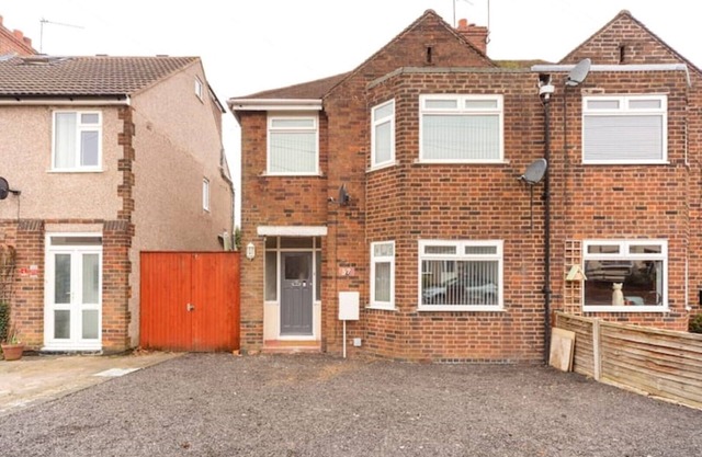 Superb 3 Bed Sleeps 7 Families/Contractors NEC